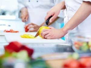 o que faz um ajudante de cozinha