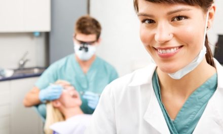 Assistente Dentária: O Que Faz e Que Formação é Necessária