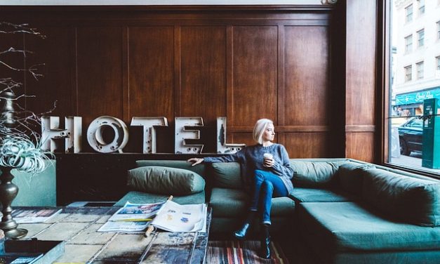 Trabalhar em Hotel: Cursos de Formação Necessários e Onde Encontrá-los