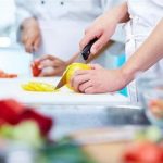 Por Dentro da Profissão: O Que Faz um Ajudante de Cozinha