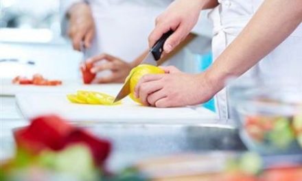 Por Dentro da Profissão: O Que Faz um Ajudante de Cozinha