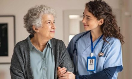 O Que Faz um Auxiliar de Geriatria e Que Curso é Preciso